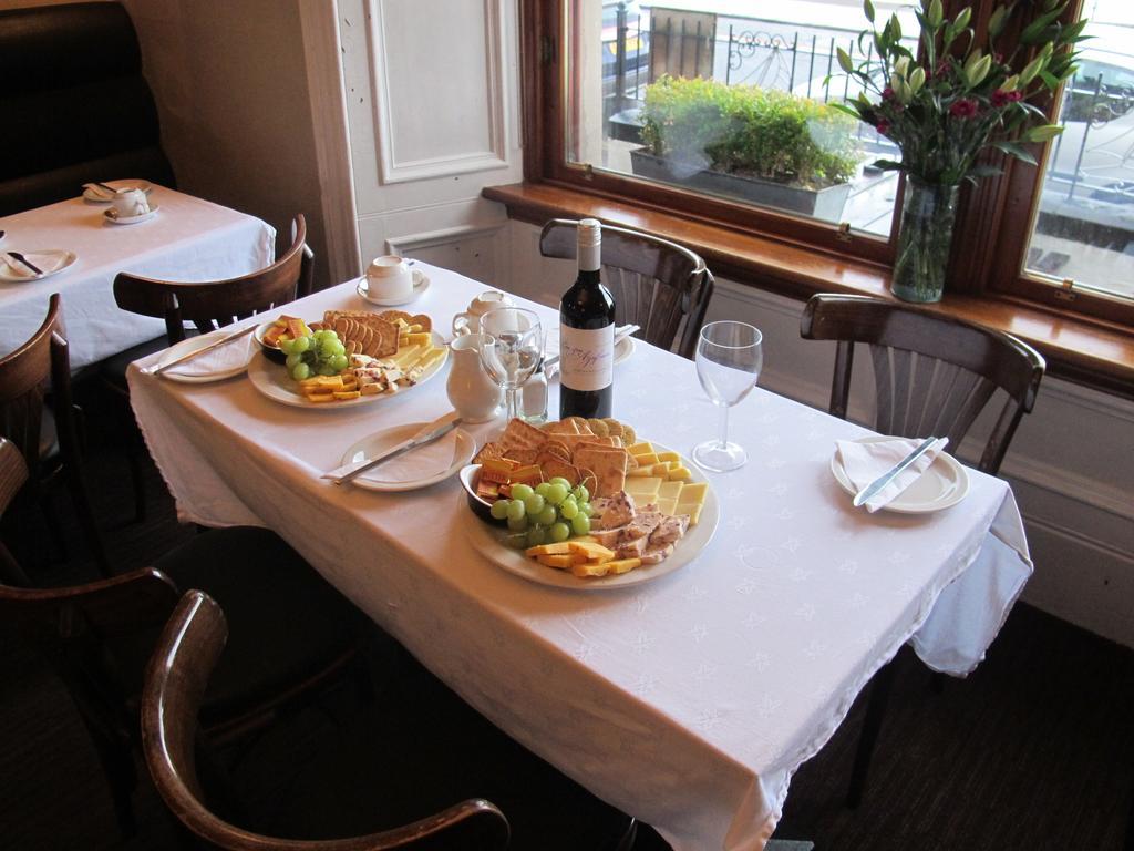 The Spinnaker Hotel غوروك المظهر الخارجي الصورة